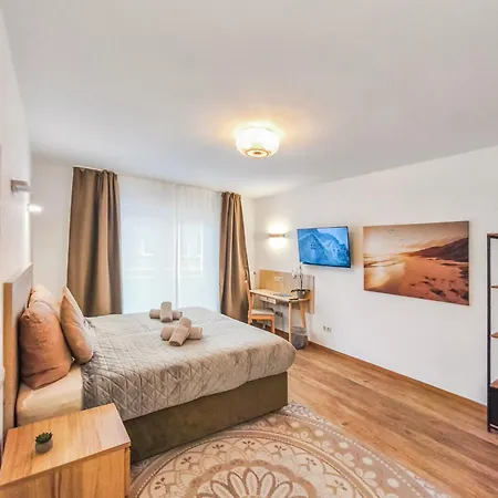 Falk Homes- Luxus City Apartment, Ideal Fuer Geschaeftsreisende & Familien - Nahe Messe, Mit Balkon, Arbeitsplatz & Parkplatz Im Zentrum Nuernbergs, Self Check-In Exterior photo