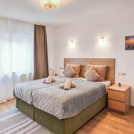 Falk Homes- Luxus City Apartment, Ideal Fuer Geschaeftsreisende & Familien - Nahe Messe, Mit Balkon, Arbeitsplatz & Parkplatz Im Zentrum Nuernbergs, Self Check-In Exterior photo