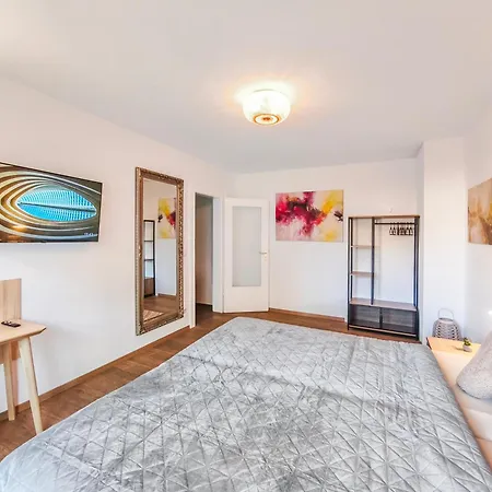 Falk Homes- Luxus City Apartment, Ideal Fuer Geschaeftsreisende & Familien - Nahe Messe, Mit Balkon, Arbeitsplatz & Parkplatz Im Zentrum Nuernbergs, Self Check-In Exterior photo