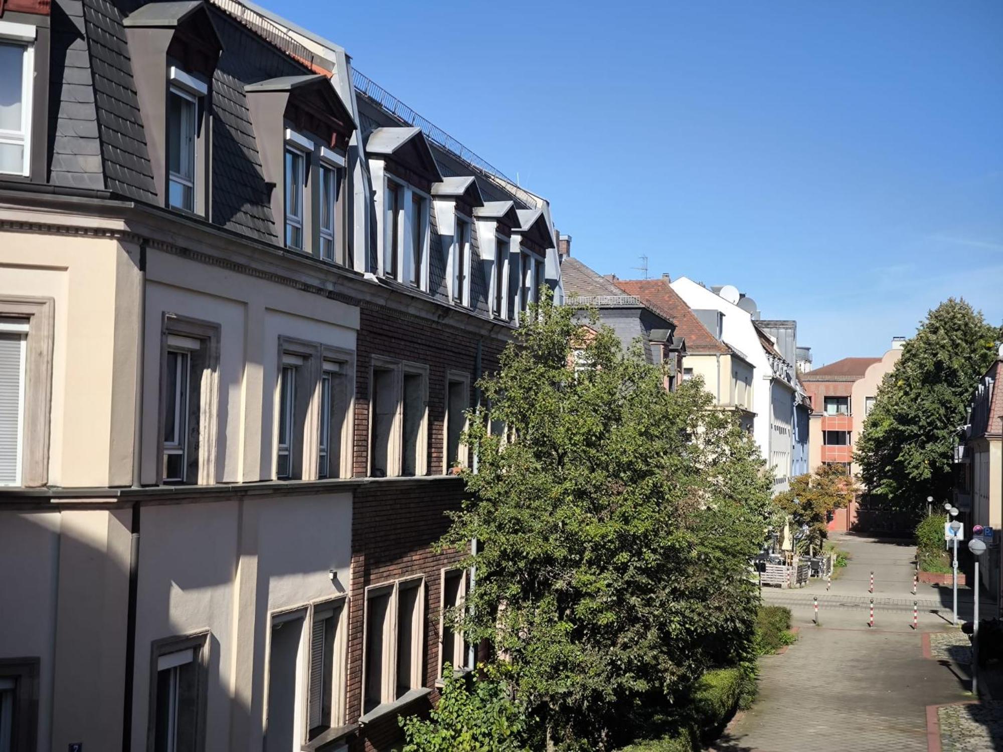Apartment Falk Homes- Luxus Apartment, Ideal Fuer Geschaeftsreisende & Familien - Nahe Messe, Mit Balkon, Arbeitsplatz & Parkplatz Im Zentrum Nuernbergs, Self Check-in Nuremberg