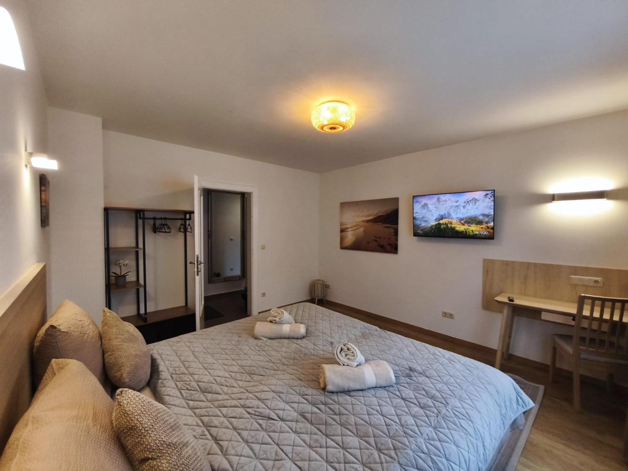 Falk Homes- Luxus Apartment, Ideal Fuer Geschaeftsreisende & Familien - Nahe Messe, Mit Balkon, Arbeitsplatz & Parkplatz Im Zentrum Nuernbergs, Self Check-in Apartment Nuremberg