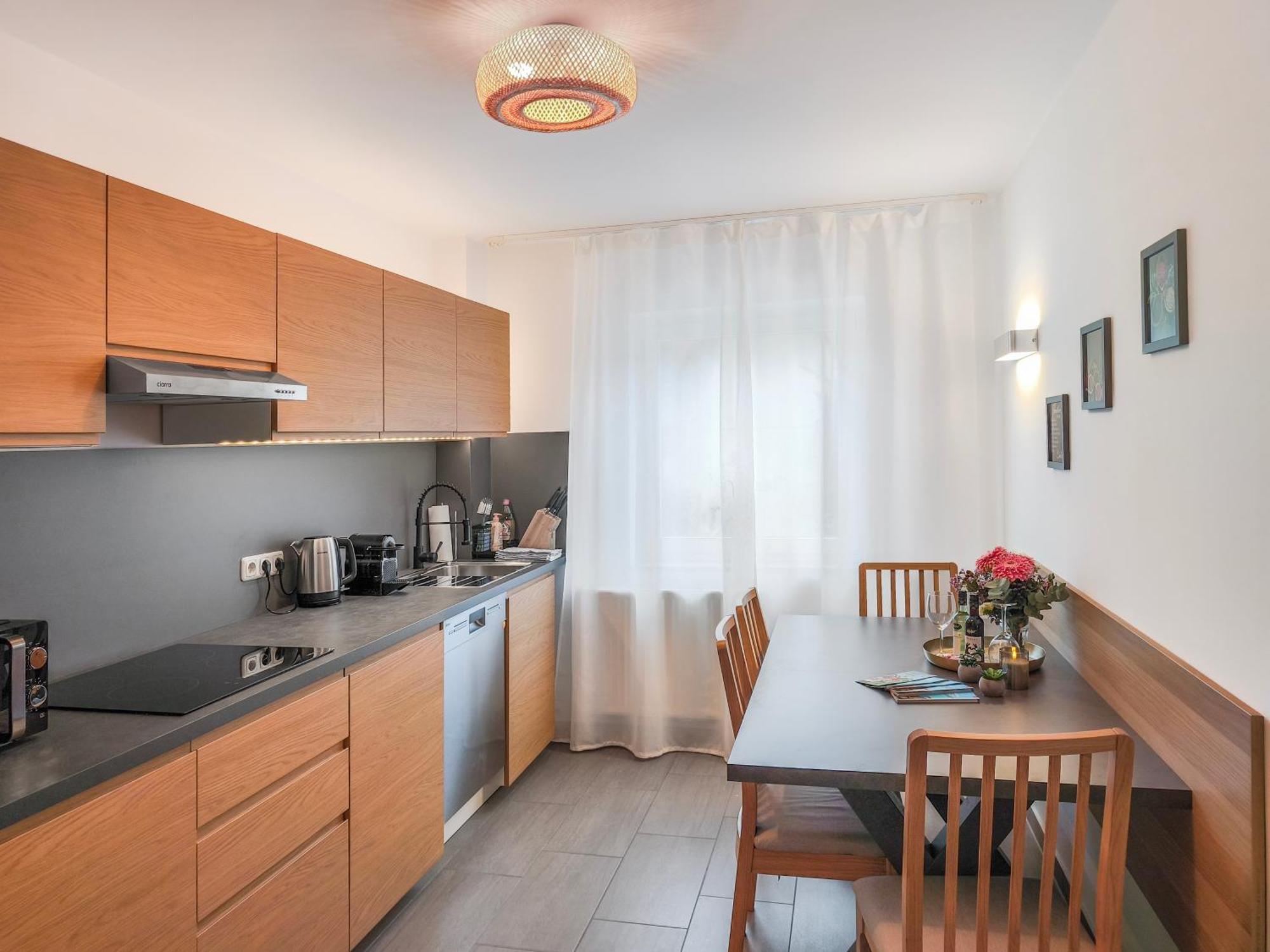 Falk Homes- Luxus Apartment, Ideal Fuer Geschaeftsreisende & Familien - Nahe Messe, Mit Balkon, Arbeitsplatz & Parkplatz Im Zentrum Nuernbergs, Self Check-in Apartment Nuremberg