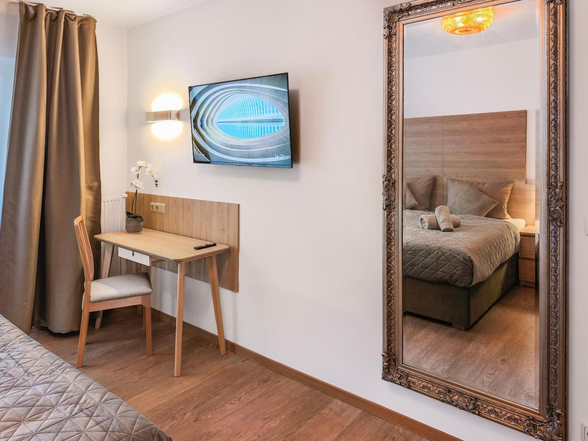 Falk Homes- Luxus Apartment, Ideal Fuer Geschaeftsreisende & Familien - Nahe Messe, Mit Balkon, Arbeitsplatz & Parkplatz Im Zentrum Nuernbergs, Self Check-in Nuremberg