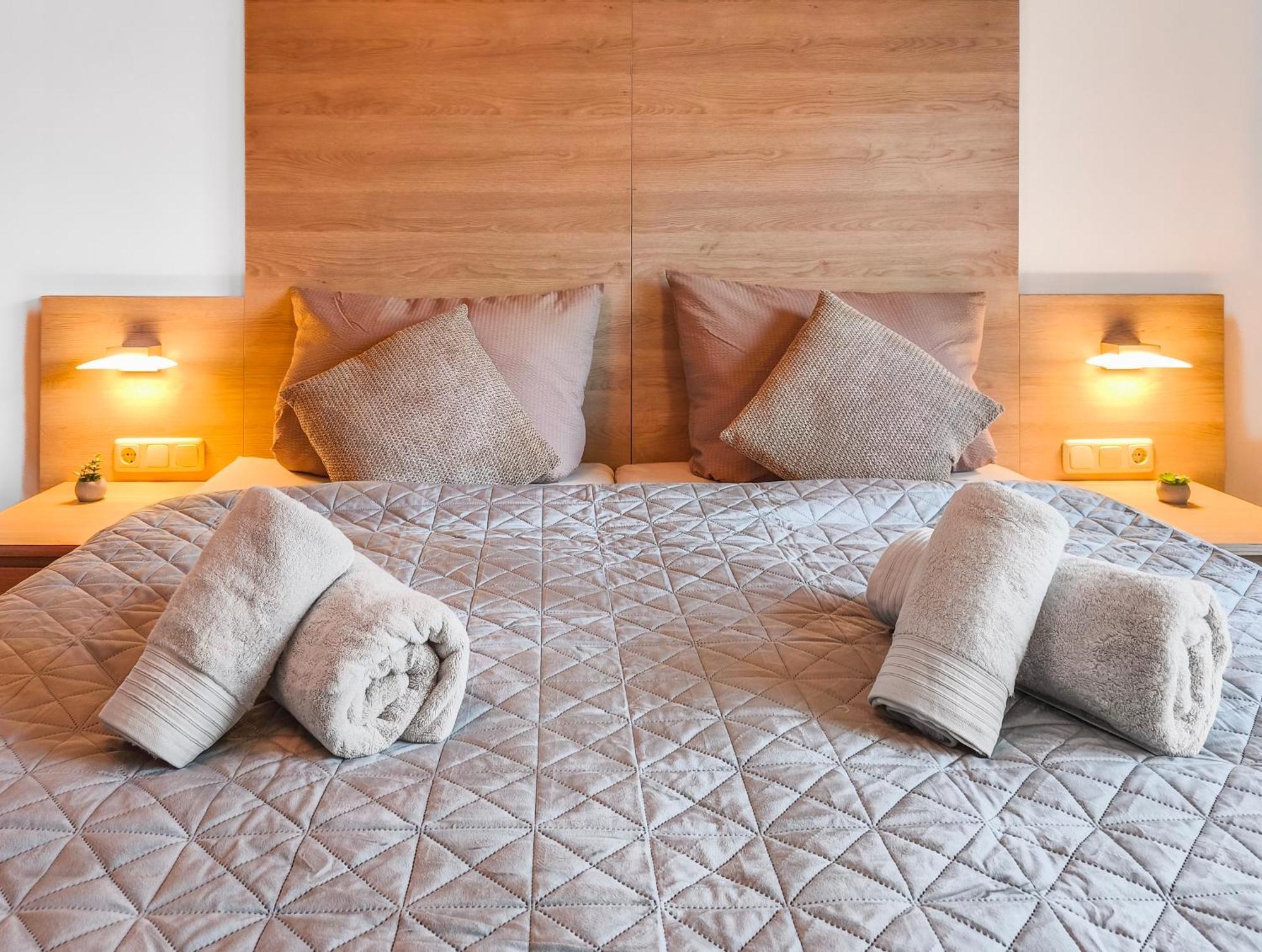 Falk Homes- Luxus Apartment, Ideal Fuer Geschaeftsreisende & Familien - Nahe Messe, Mit Balkon, Arbeitsplatz & Parkplatz Im Zentrum Nuernbergs, Self Check-in * Nuremberg
